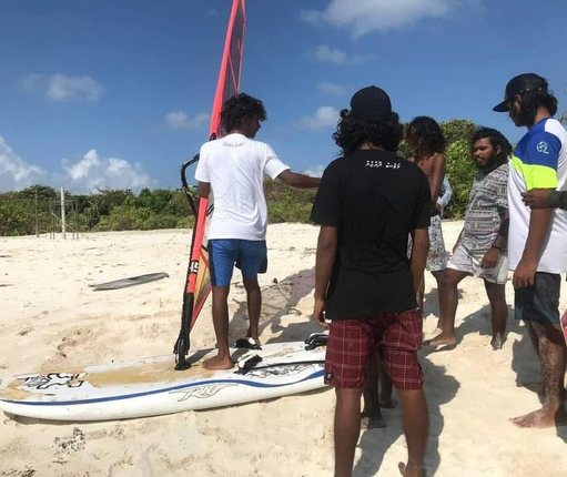 Windsurfing lesson on the beach